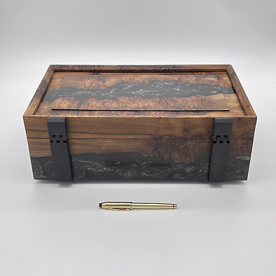Rear of keepsake box showing wooden hinges