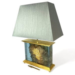 Angled view of carriage cock lamp